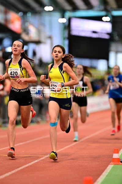 Läuferinnen mit Startnummern 420 und 423