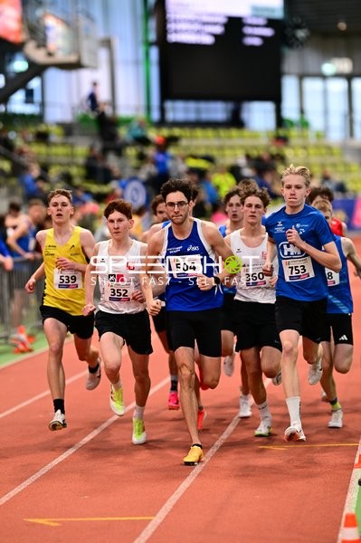 Läufer mit Startnummern im Glaspalast Sindelfingen