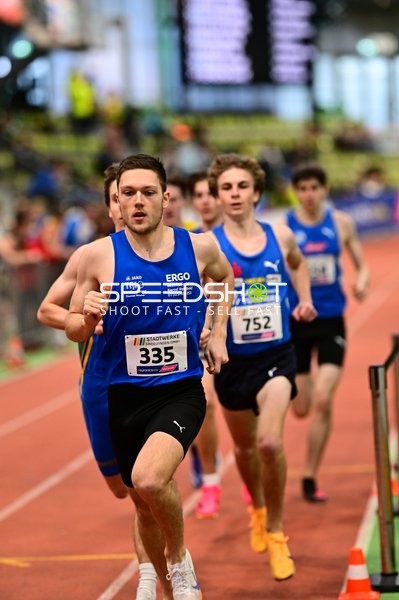 Läufer mit Startnummer 335 in Führung