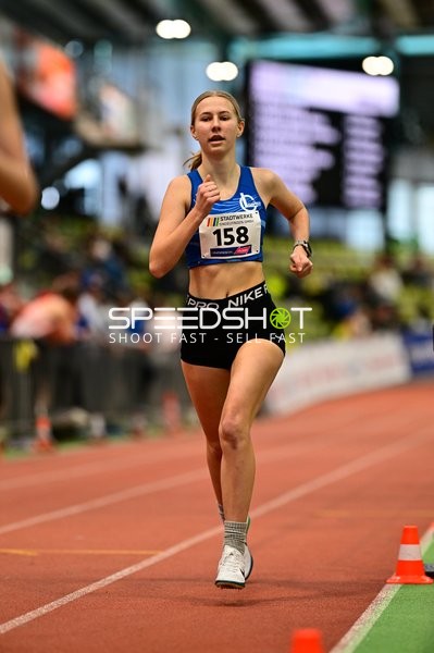 Athletin mit Startnummer 158 in Aktion