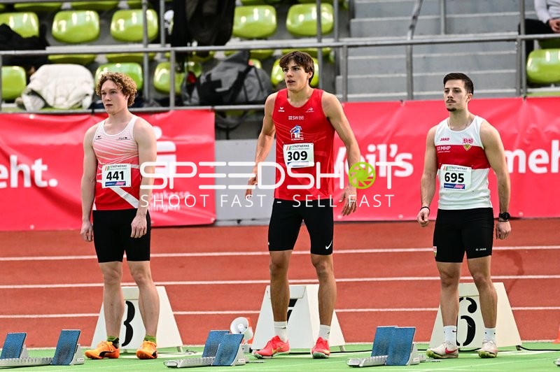 Athleten an Startblöcken im Glaspalast