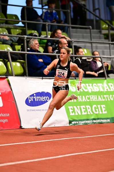 Athletin mit Startnummer 174 sprintet