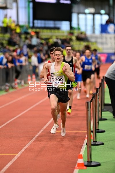 Startnummer 200 führt Rennen an