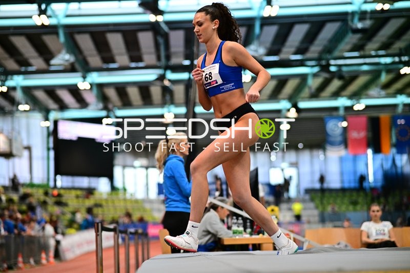 Athletin mit Startnummer 68 in Aktion