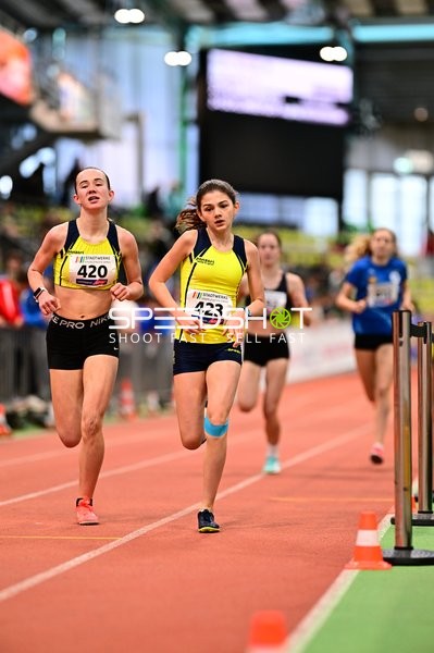 Athletinnen mit Startnummern 420 und 423