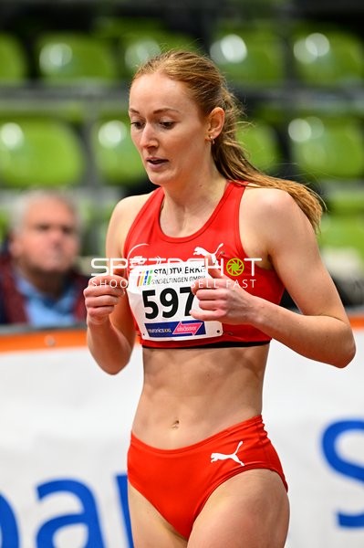 Athletin mit Startnummer 597 im Lauf