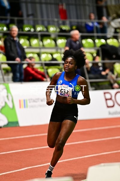 Athletin mit Startnummer 632 in Aktion