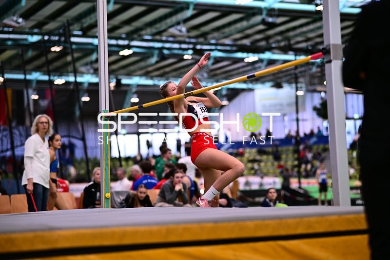Athletin mit Nummer 153 beim Hochsprung