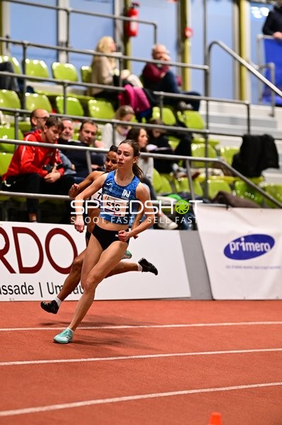 Athletin mit Nummer 518 in Aktion