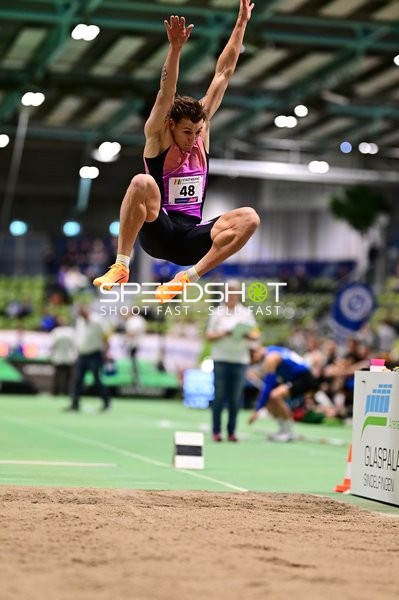 Startnummer 48 beim Weitsprung