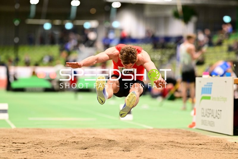 Weitsprung im Glaspalast