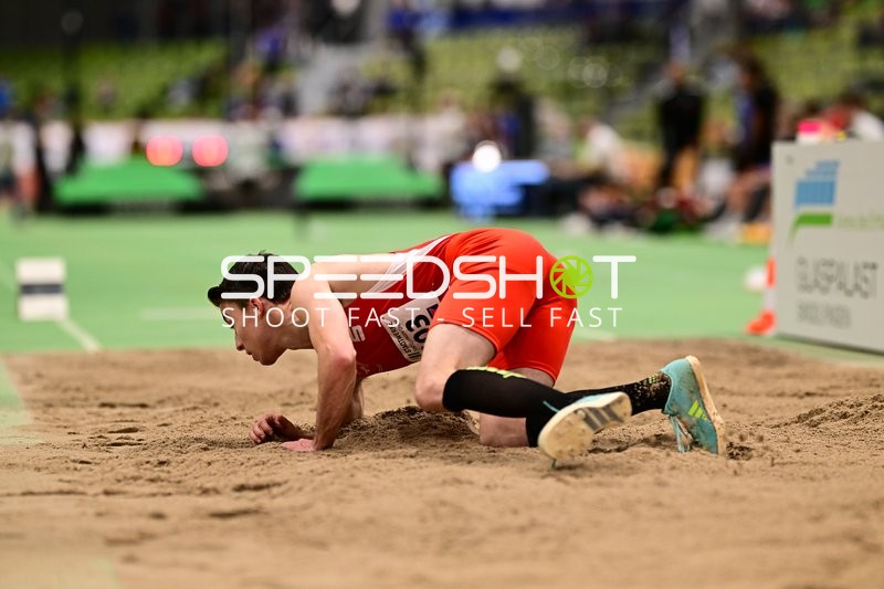 Weitsprung im Glaspalast