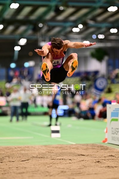 Athlet mit Startnummer 48 beim Weitsprung