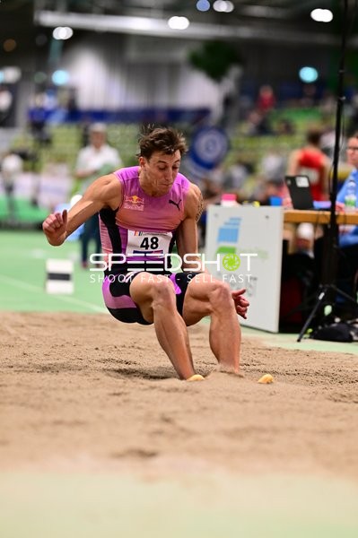 Weitsprung mit Startnummer 48