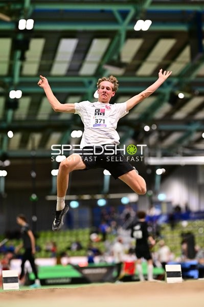 Weitsprung mit Startnummer 371