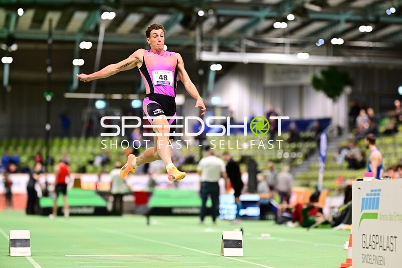 Startnummer 48 beim Weitsprung