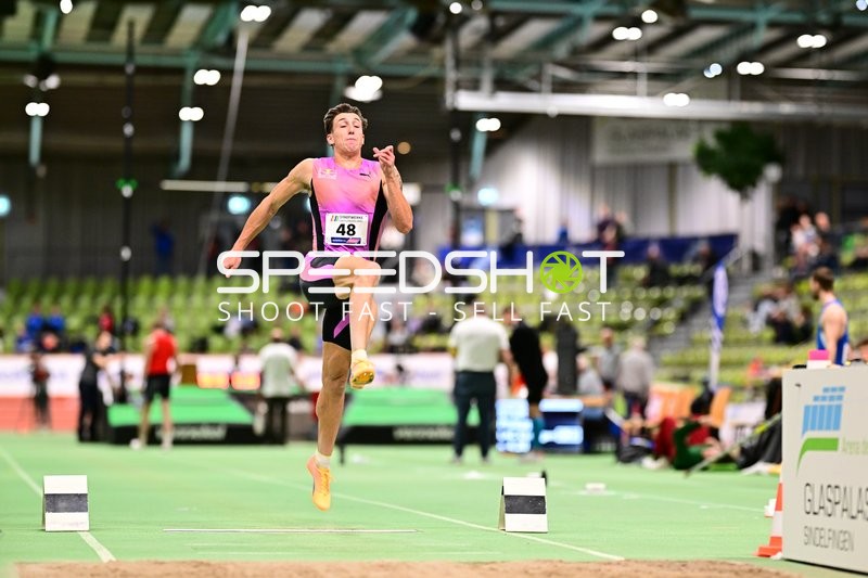 Startnummer 48 beim Weitsprung