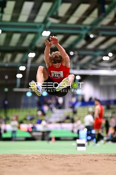 Weitsprung im Glaspalast