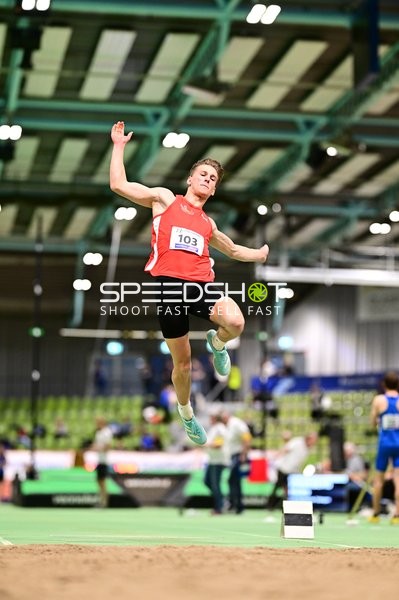 Startnummer 103 beim Sprung