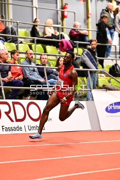 Athlet mit Startnummer 273 sprintet