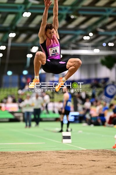 Startnummer 48 beim Weitsprung