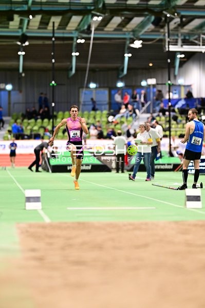 Startnummer 48 beim Weitsprung