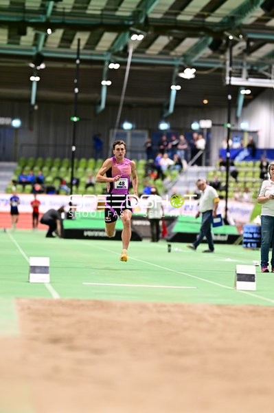 Startnummer 48 beim Weitsprung