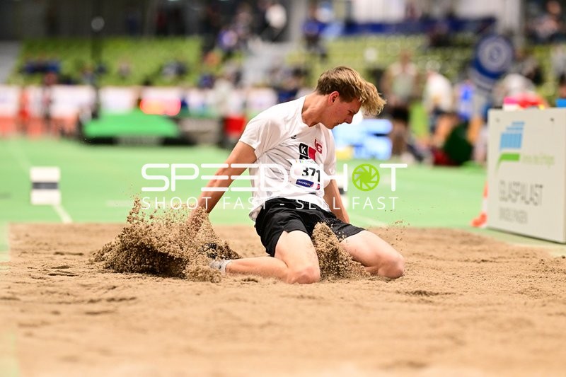 Athlet mit Nummer 371 beim Weitsprung