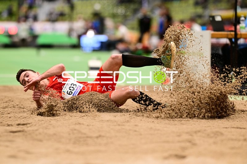 Weitsprung im Glaspalast