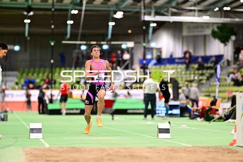 Startnummer 48 beim Weitsprung