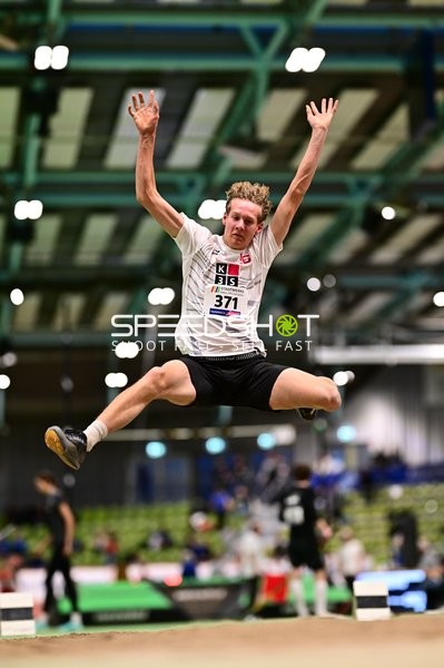 Athlet mit Nummer 371 beim Weitsprung