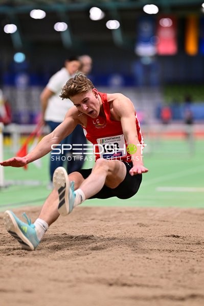 Athlet mit Nummer 103 beim Weitsprung