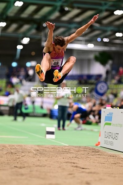 Startnummer 48 beim Weitsprung