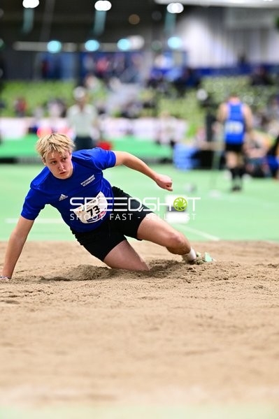 Athlet mit Nummer 73 im Weitsprung