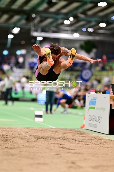 Weitsprung im Glaspalast