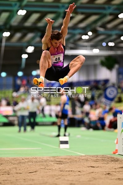 Weitsprung mit Startnummer 48