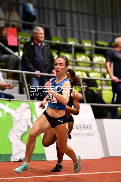 Athletin mit Startnummer 518 sprintet