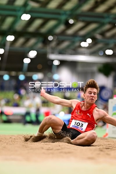 Athlet mit Nummer 103 im Weitsprung