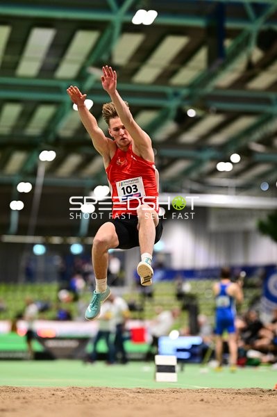 Weitsprung mit Startnummer 103