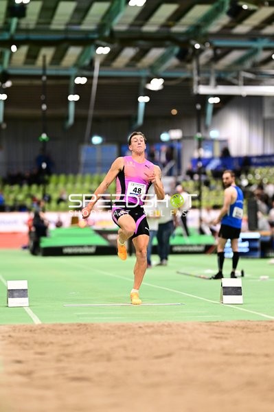 Weitsprung im Glaspalast