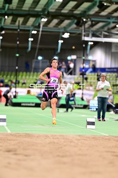 Startnummer 48 beim Weitsprung