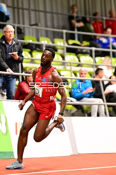 Athlet mit Startnummer 273 sprintet