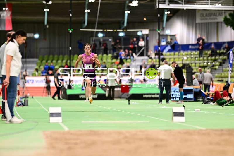 Startnummer 48 beim Weitsprung