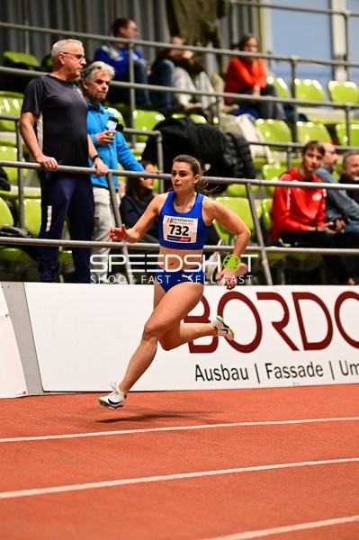 Athletin mit Startnummer 732 sprintet