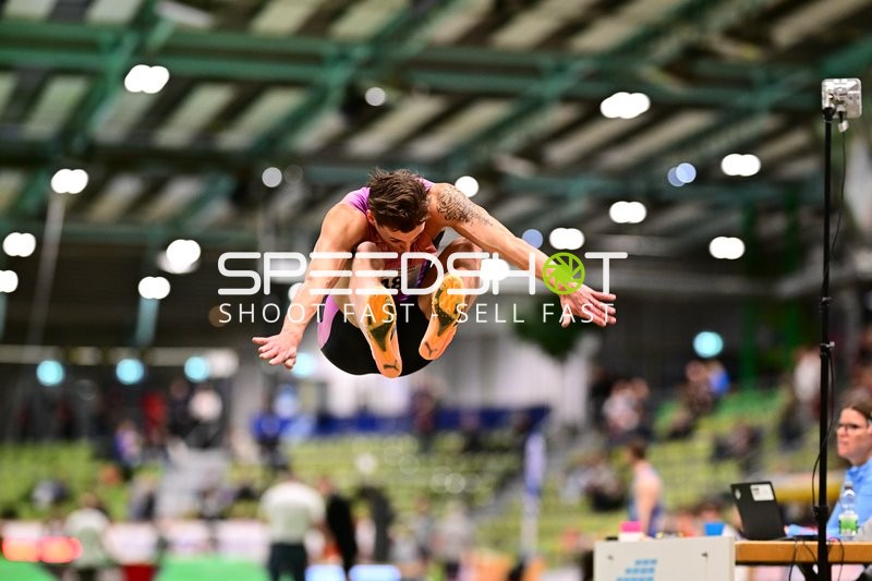 Weitsprung im Glaspalast