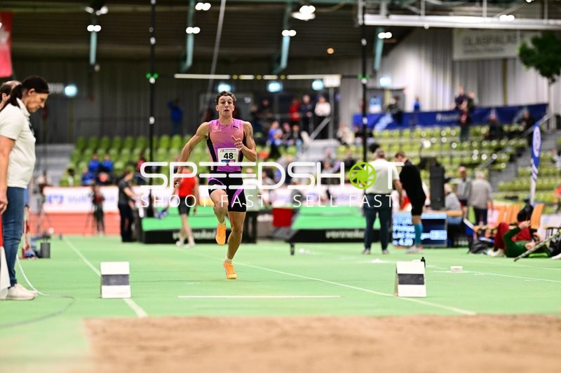 Startnummer 48 beim Weitsprung