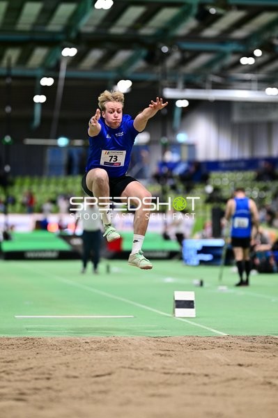 Athlet mit Nummer 73 beim Weitsprung