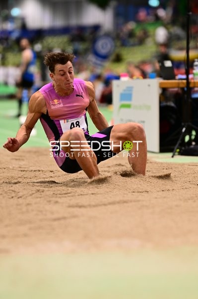 Athlet mit Nummer 48 im Weitsprung