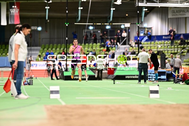 Startnummer 48 beim Weitsprung