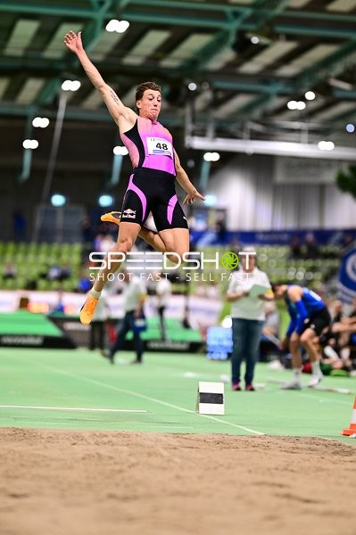 Startnummer 48 beim Weitsprung